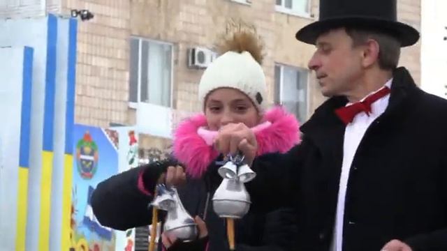 Смт Петрове Засяяла ялинка смотреть онлайн