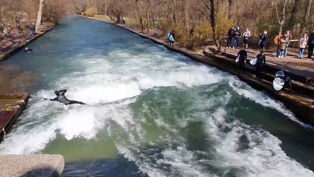 Eisbach Surfen München. River Surfing Auf Der Eisbachwelle.