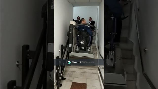 Электроподъёмник для инвалидов на узкой лестнице смотреть онлайн