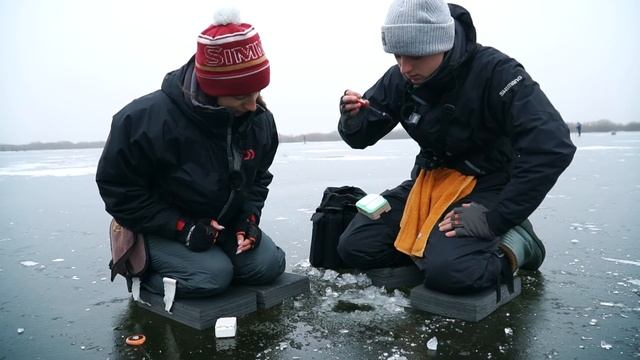 ЗИМНЯЯ РЫБАЛКА НА ОКУНЯ! Как ловить на мормышку? Первый лёд 2020-2021! смотреть онлайн