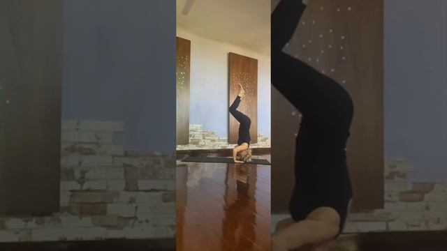 Shirshasana Shirsasana Heat Stand Kopfstand Parada De Cabeza Advanced Yoga Feel Your Center Love It
