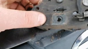 Открыть капот  Nissan Wingroad 2003