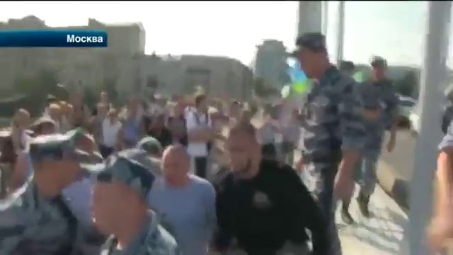 Активисты 'Лев против' спасались от десантников за спинами бойцов ОМОНа смотреть онлайн