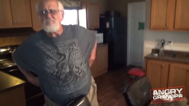 ЗЛОЙ ДЕД бомбанул из-за розыгрыша сына смотреть онлайн