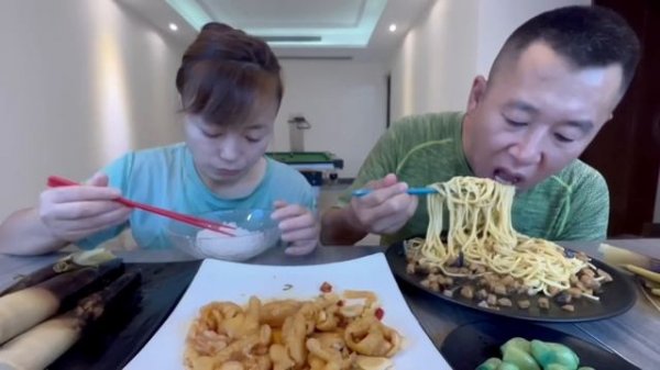 他吃就吃吧,也就这点贪吃的毛病#eating show#eating challenge#husband and wife eating food#eating#asmr eating