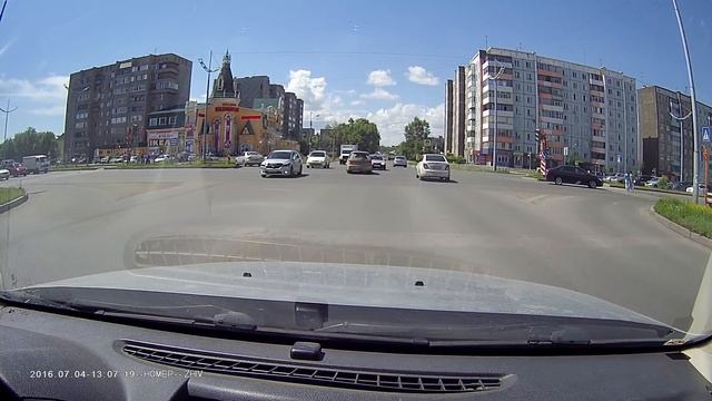 Абакан. ПДД Хонда. Опасные маневры на перекрестке смотреть онлайн