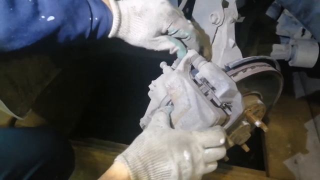 Замена тормозных колодок на Opel Astra J