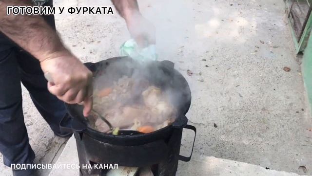 Казан творит ЧУДЕСА. МЯСО тушёное в ОВОЩАХ. Узбекское блюда у Фурката в КАЗАНЕ на КОСТРЕ смотреть онлайн