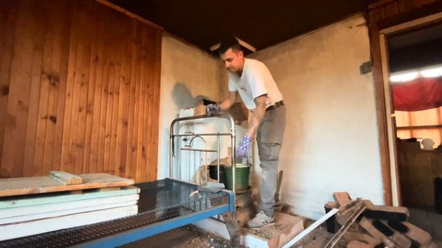 Вскрыли ОЧЕНЬ старую баню,ЧТО ВНУТРИ? Разобрали кирпичную печь / Замер участка смотреть онлайн