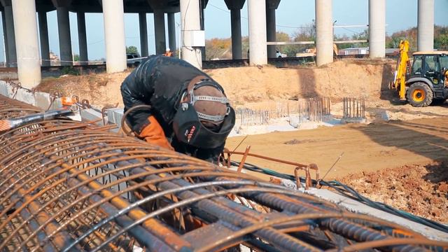 Продовжується будівництво шляхопроводу по просп. Адмірала Сенявіна – вул. Залаегерсег смотреть онлайн