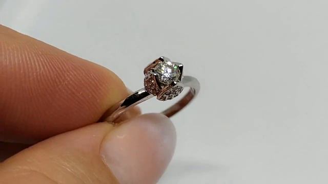 Серебряное кольцо с индийским белым муассанитом 0.25ct (4мм) и розовыми фианитами, LED освещение смотреть онлайн