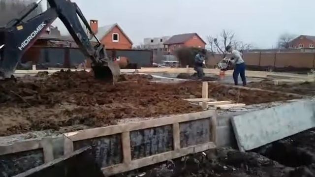 Обратная засыпка с послойной трамбовкой при устройстве фундамента