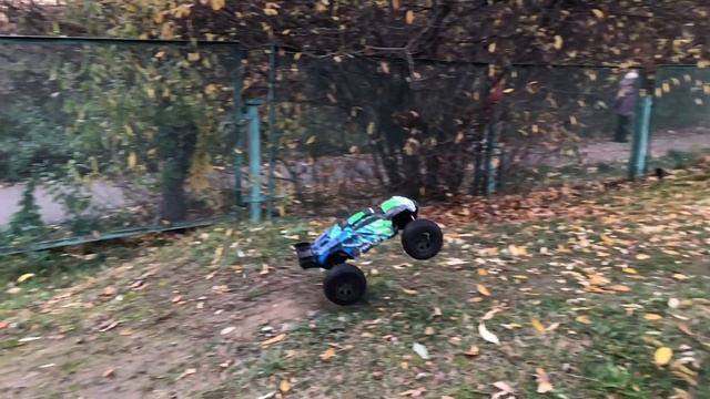 TRAXXAS X-MAXX Vs TRAXXAS E-REVO. Кто кого?