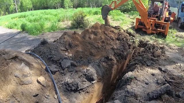 Копаю траншею, прокладываю кабель, поломка минипогрузчика смотреть онлайн