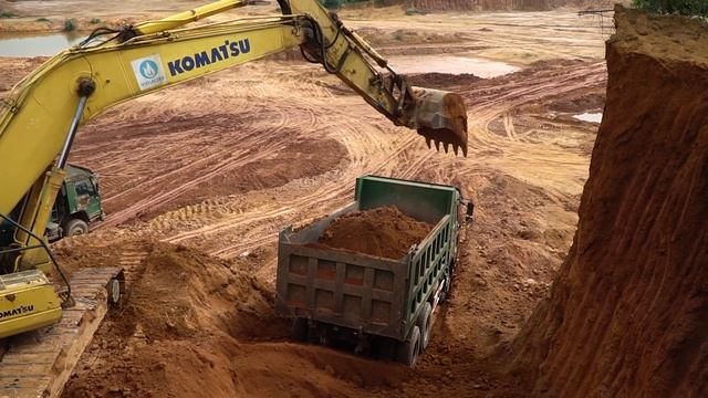 KOMATSU Excavator Dump Truck Digging The Ground To Industrial Park Construction - Heavy Transports смотреть онлайн