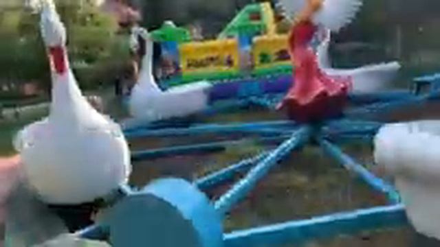 Амелька гуляет в парке «Сады мечты» в Абакане смотреть онлайн