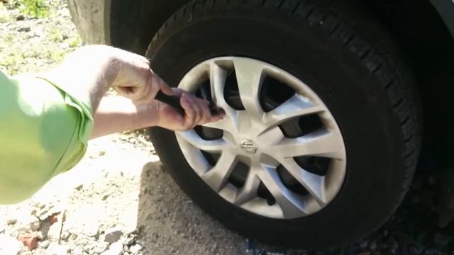 Как снять декоративный колпак с колеса Nissan Terrano