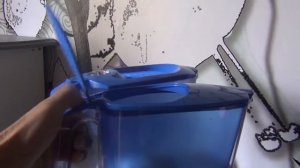 Механизмы открывания у крышек фильтров- кувшинов Аквафор.