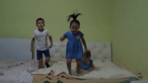 Три обезьянки прыгали в кроватке