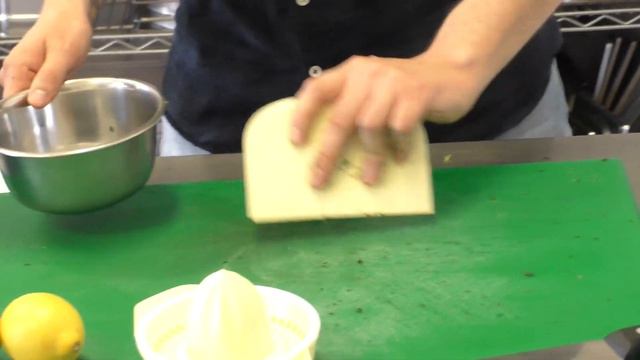 Schulungsvideo: Vegetarische Karotten-Lauchzwiebeln-Haferbällchen mit einem Joghurt Minz- Dip, смотреть онлайн