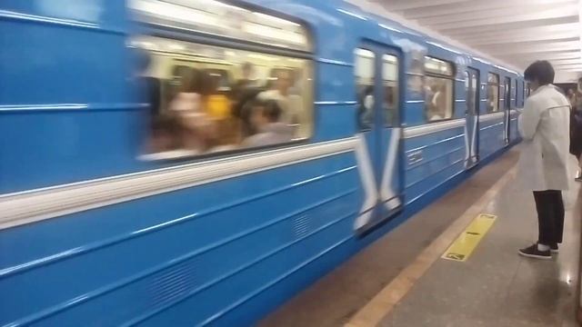 81-717 (ММЗ) Прибывает на станцию Октябарьская смотреть онлайн