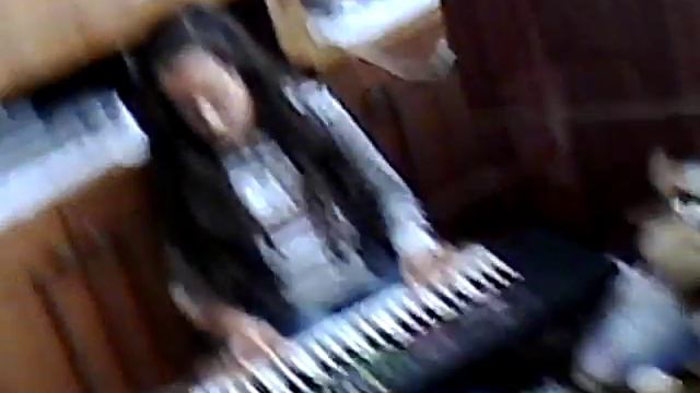 Афигенно играет:-) На обычном детском пианино смотреть онлайн