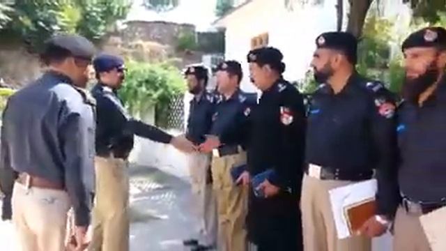 An Active Squad Presenting Salami to DPO Arif Shahbaz Wazir (PSP) смотреть онлайн