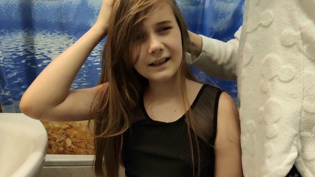 Сама себя подстригла. Смотрите реакцию мамы))) смотреть онлайн