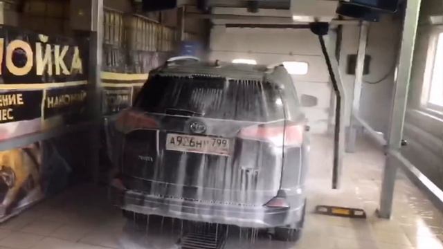 Робот ? автомойка в Воскресенске. Автоматическая Мойка и Toyota rav 4. Чёрная машина на робомойке. смотреть онлайн