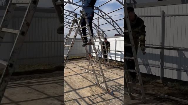 Заканчиваем сборку металической конструкции навеса