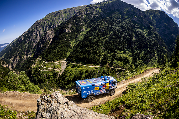 Захватывающее дух состязание на D915 – одной из самых опасных дорог в мире. 2019 год смотреть онлайн