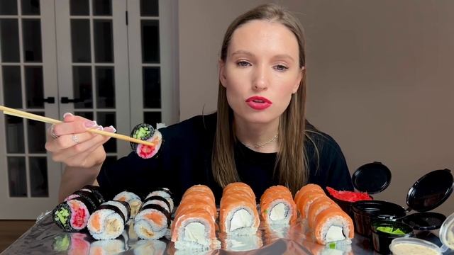 БАТТЛ SUSHIWOMAN и SUSHIMAN | МУКБАНГ роллы Филадельфия | смотреть онлайн