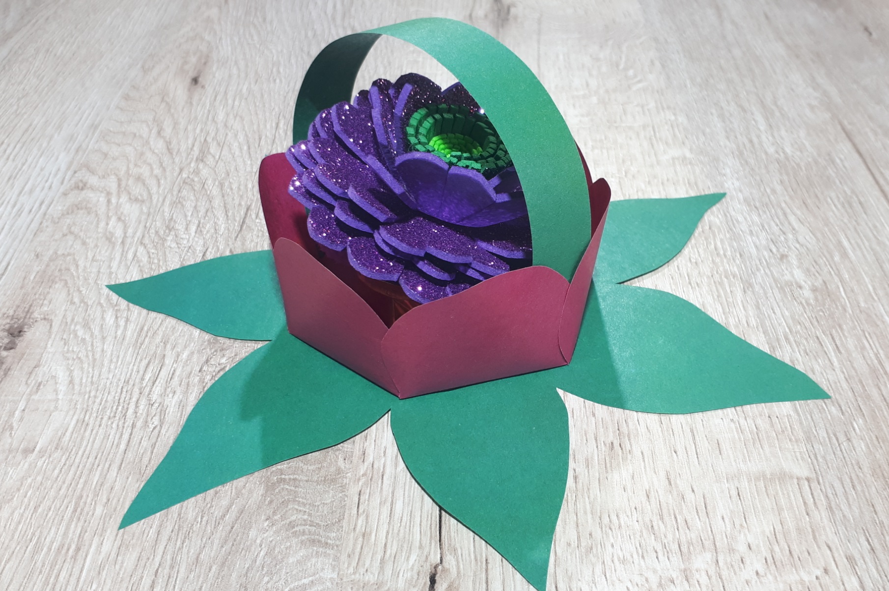 Корзинка из цветной бумаги. Делаем с ребенком.mp4 смотреть онлайн