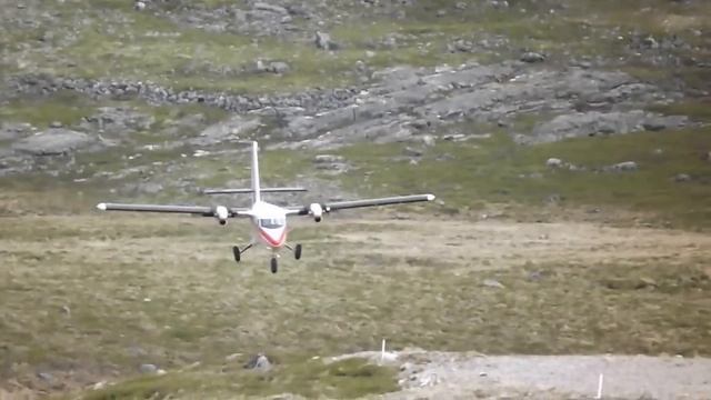Twin Otter landing with lot of wind смотреть онлайн