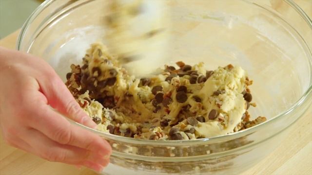 Professional Baker Teaches You How To Make CHOCOLATE CHIP COOKIES!