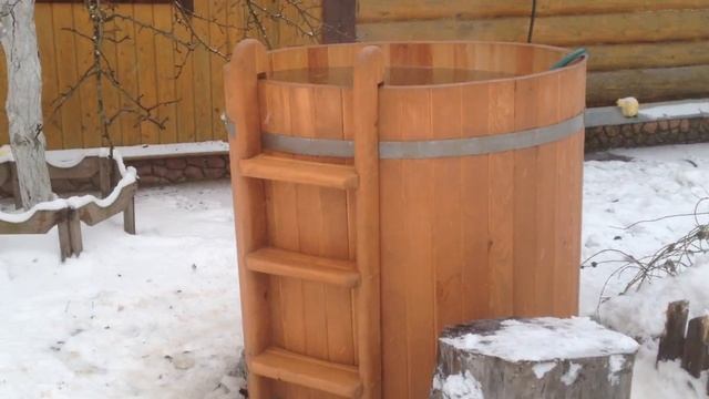 Овальная уличная купель из кедра для бани. смотреть онлайн