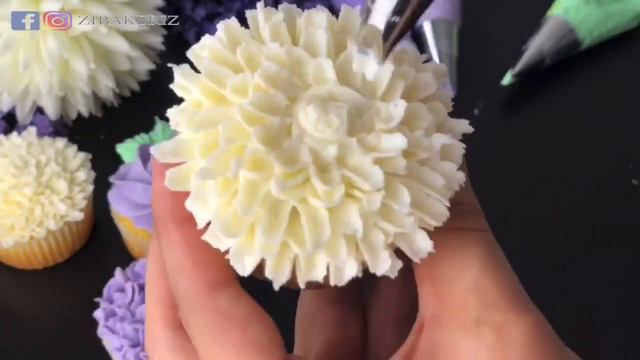 How to Pipe Buttercream Flowers on Cupcakes - ZIBAKERIZ смотреть онлайн