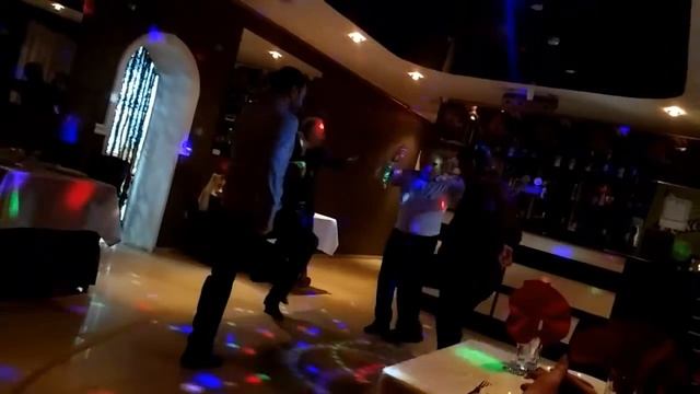 Так отдыхают в кафе Неаполь. Приходите здесь класс. смотреть онлайн