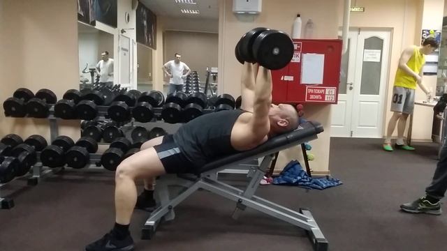 Жим гантелей на наклонной скамье 2*44 кг. смотреть онлайн