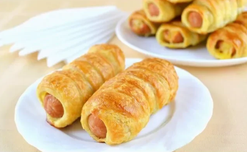 СОСИСКИ В СЛОЁНОМ ТЕСТЕ С СЫРОМ смотреть онлайн