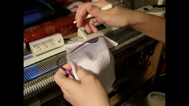 Горизонтальная декоративная вытачка на вязальной машине смотреть онлайн