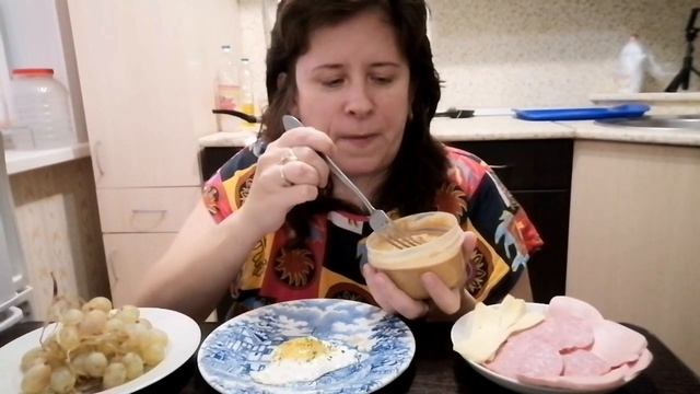 МУКБАНГ?РАССКАЗЫВАЮ ПРО МАМУ/И СВОЁ ДЕТСТВО. #емнакамеру