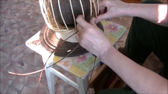 Плетение корзины из ивового прута ( лозы ). Часть 1 смотреть онлайн