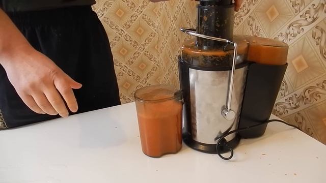 Тестируем соковыжималку. Добываем морковный сок :) смотреть онлайн