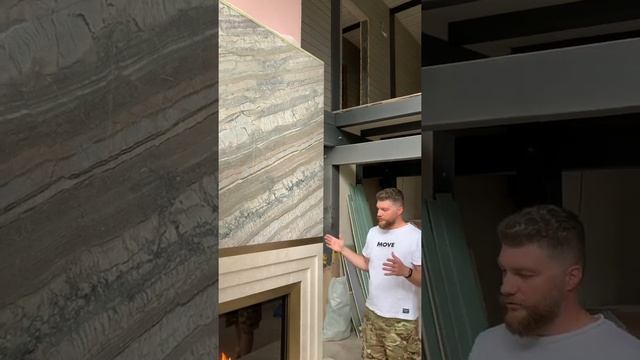 Смонтирован островной камин в двухсветном пространстве гостиной загородного дома смотреть онлайн