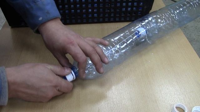 ГИБКАЯ ВОДОСТОЧНАЯ ТРУБА ИЗ БУТЫЛОК. Монтаж водостока для крыши своими руками. Самоделка из бутылок