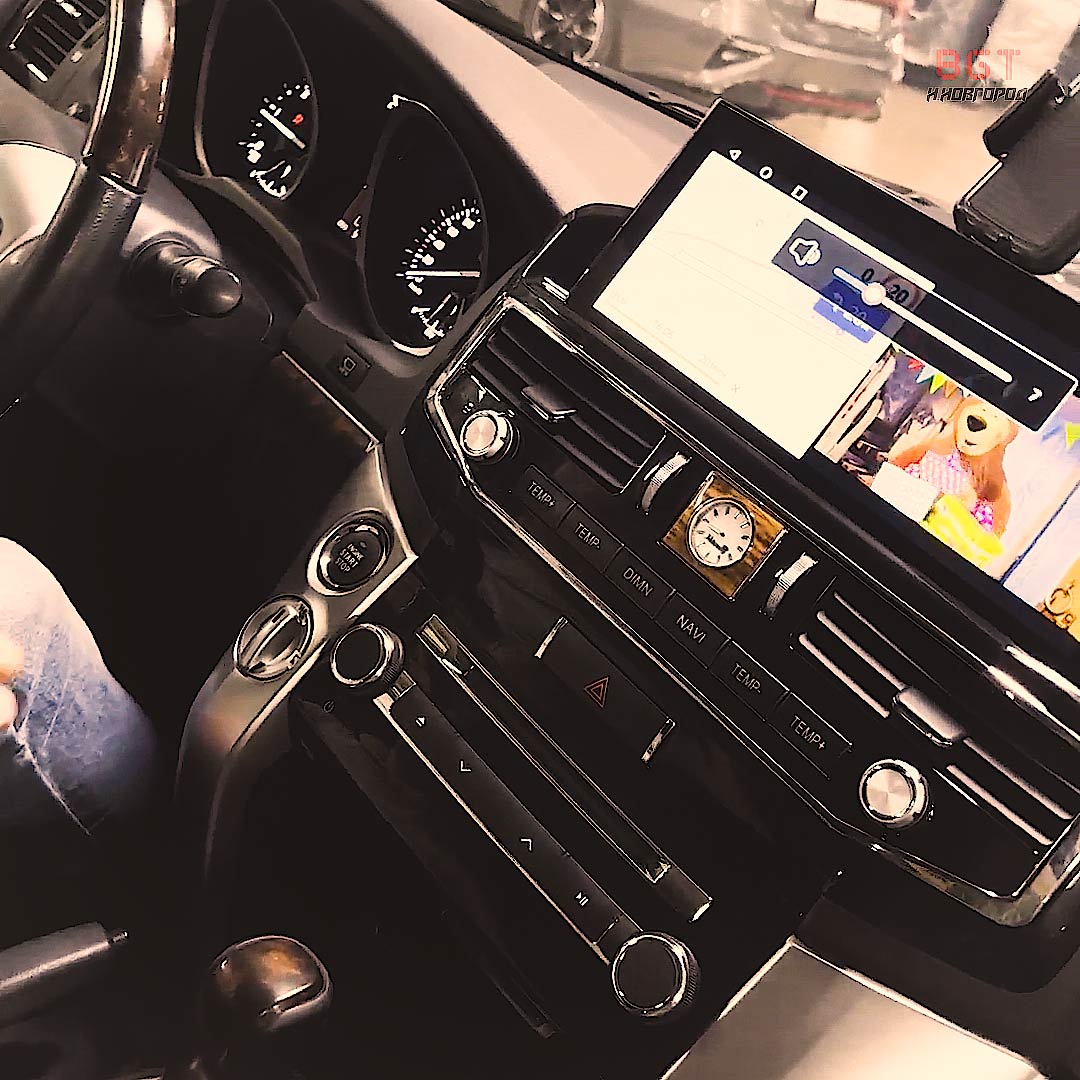 Toyota LC200 - монитор в стиле LC300