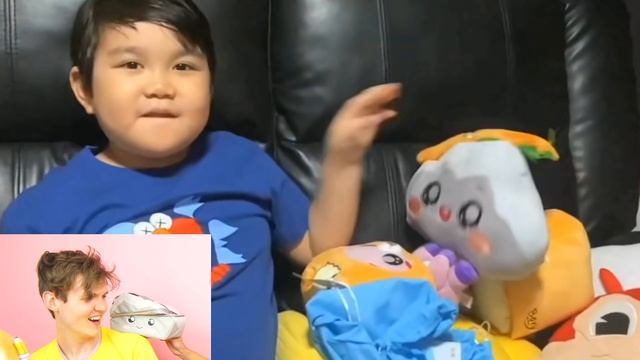 LANKYBOX CRIES WATCHING FANS OPEN THEIR LANKYBOX MERCH! *FOXY & BOXY REACT!* смотреть онлайн