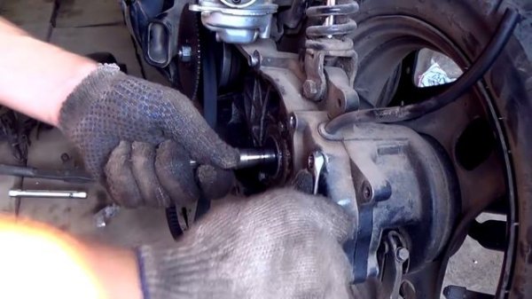 МЕНЯЮ МАСЛО В РЕДУКТОРЕ HONDA DIO 34