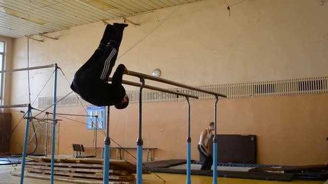 Выход из-под брусьев (не знаю название) смотреть онлайн